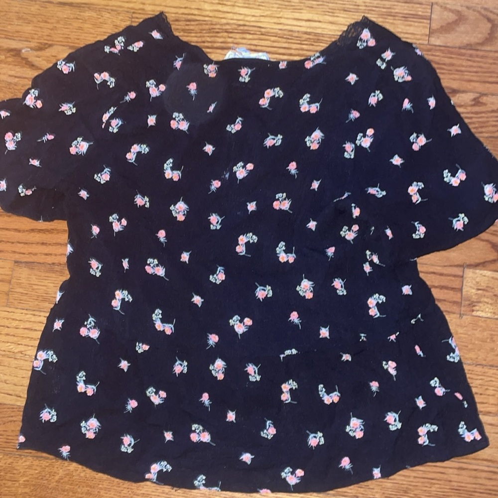**3/$15** Cute floral, vneck top - Picture 4 of 5
